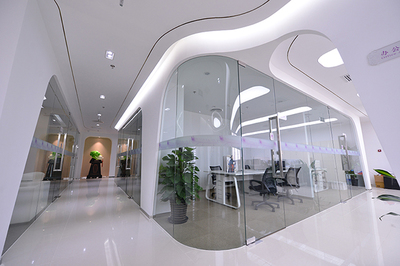 办公室装修设计中玻璃材料的可逆性优势及应用策略